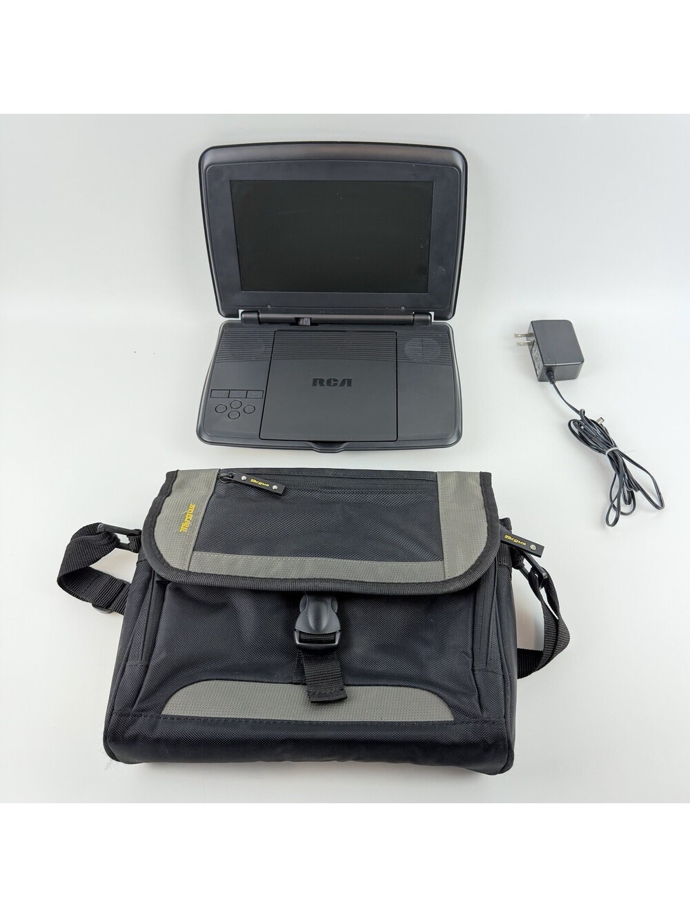 RCA Portable DVD Player w/ AC Adapter Model DRC96090 + Case Tested Works